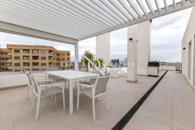 185 sqm luxury penthouse with pool, views and terrace for rent in Benimaclet, València