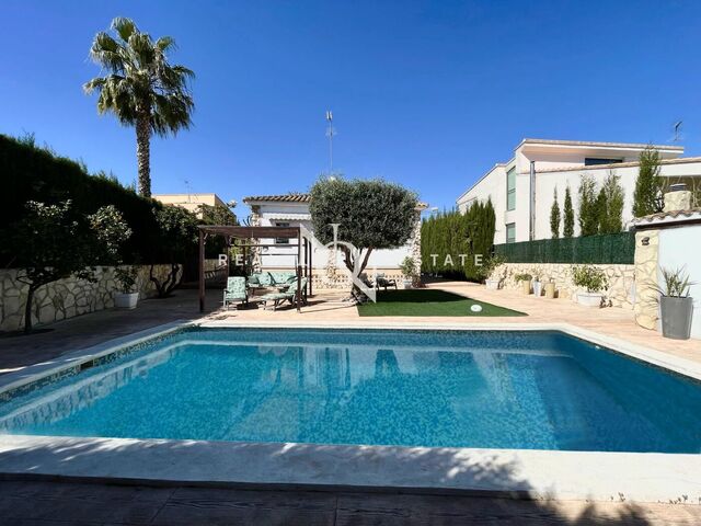 Casa de 215 m2 amb piscina en venda a Paterna