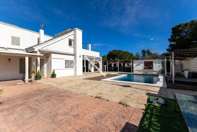 Casa de 552 m2 amb piscina i vistes en venda a San Antonio de Benagéber