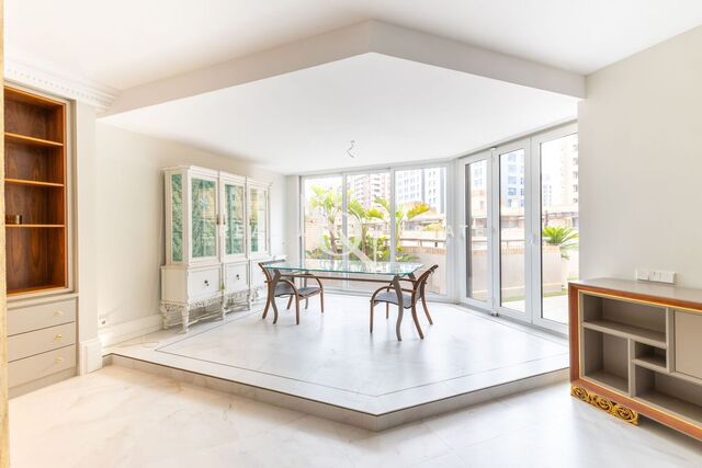 Ático de diseño con terraza perimetral y vistas panorámicas